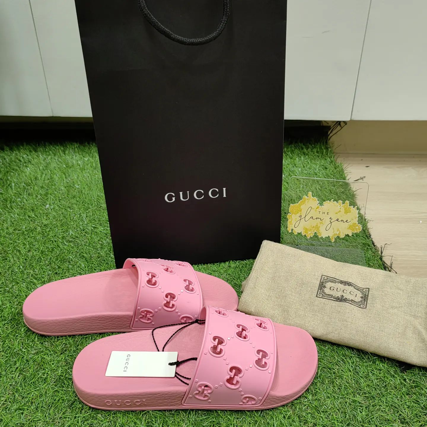 Gucci rubber best sale flip flops